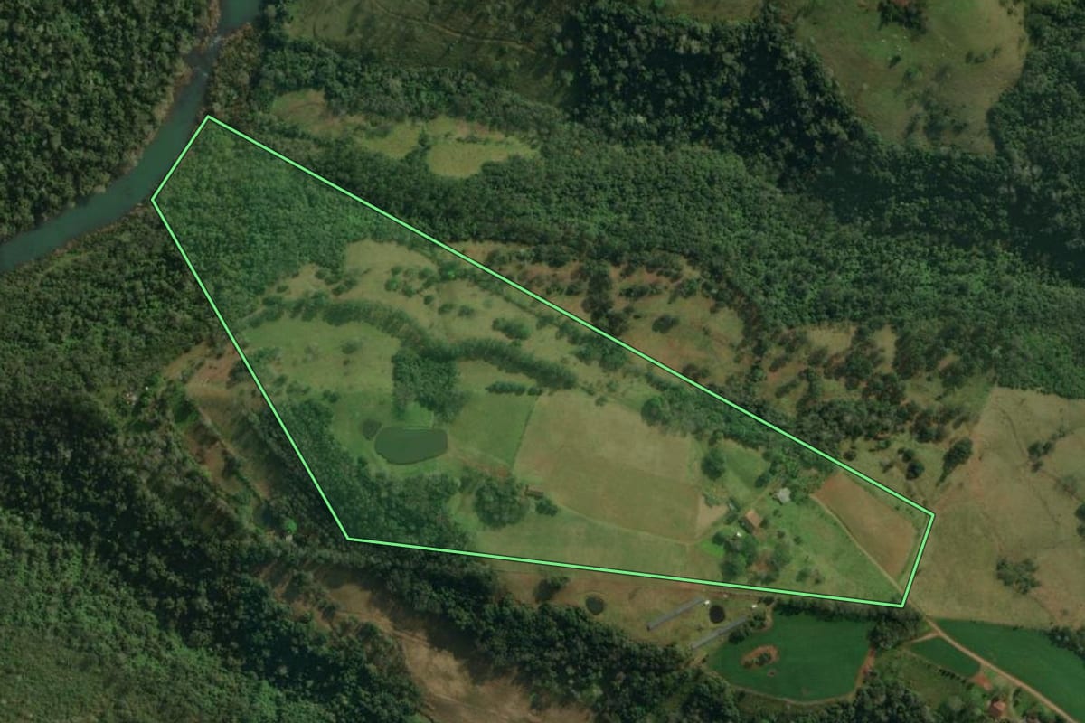 Imagem de satélite do imóvel rural em Paraíso (SC), com o contorno declarado no CAR desenhado por cima.