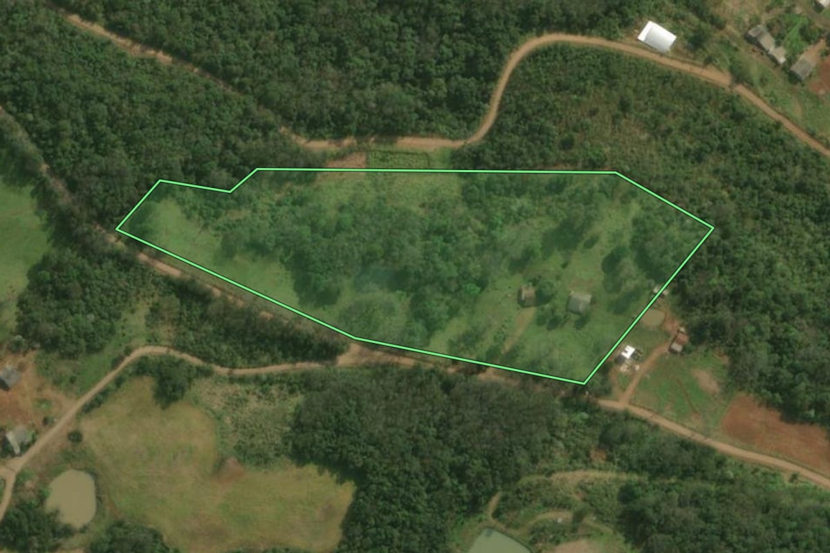 Imagem de satélite do imóvel rural em Paraíso (SC), com o contorno declarado no CAR desenhado por cima.