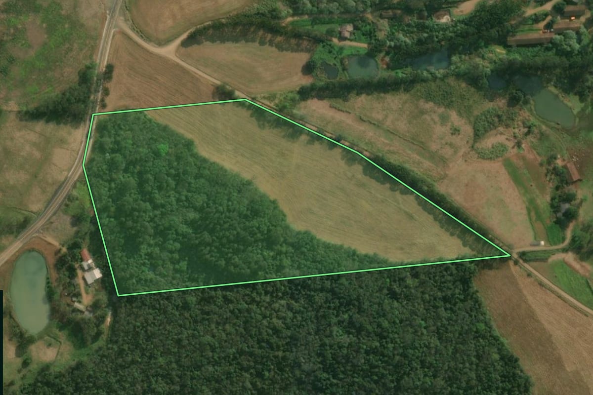 Imagem de satélite do imóvel rural em Paraíso (SC), com o contorno declarado no CAR desenhado por cima.