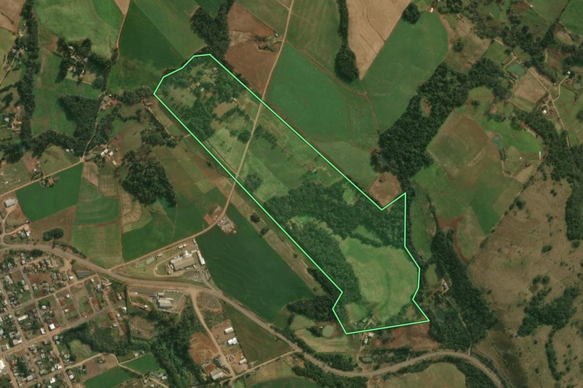 Imagem de satélite do imóvel rural em Paraíso (SC), com o contorno declarado no CAR desenhado por cima.