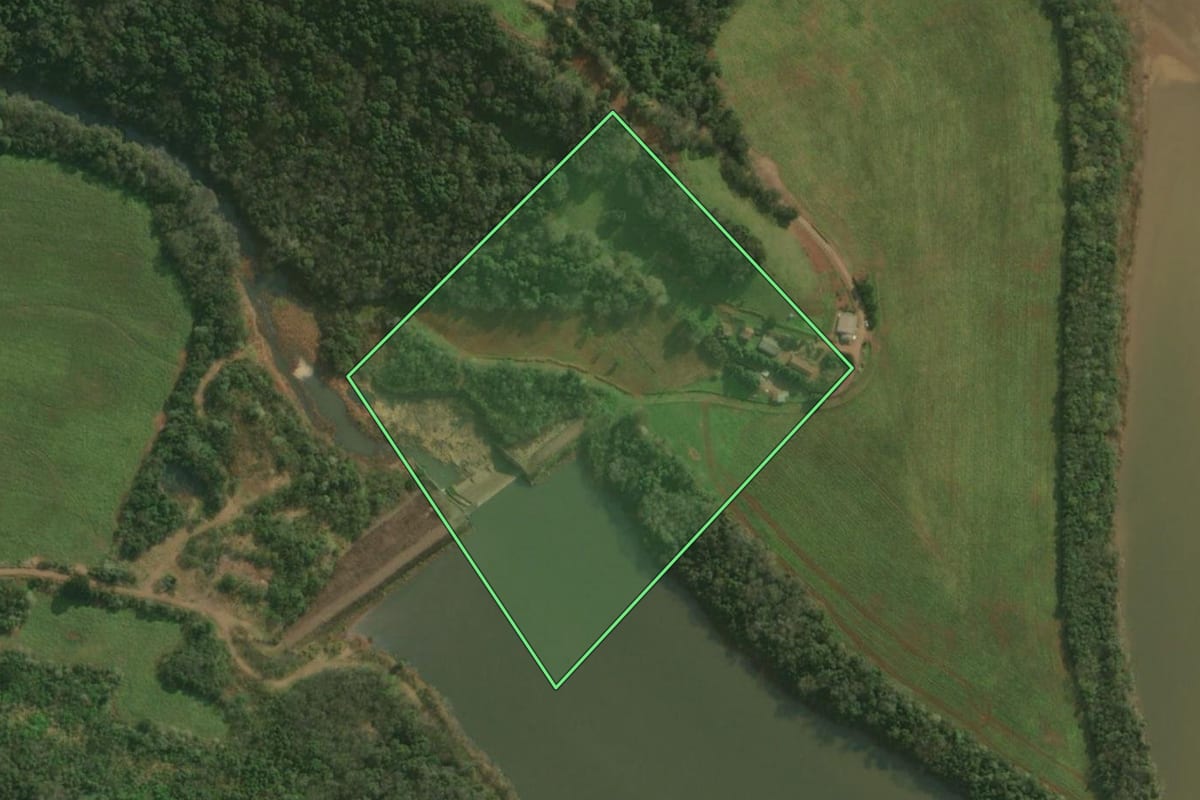 Imagem de satélite do imóvel rural em Paraíso (SC), com o contorno declarado no CAR desenhado por cima.