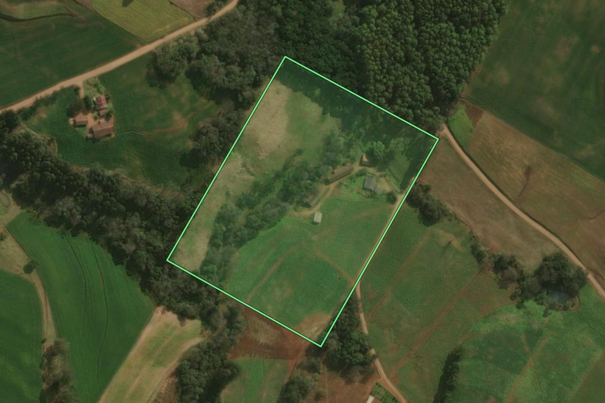 Imagem de satélite do imóvel rural em Paraíso (SC), com o contorno declarado no CAR desenhado por cima.
