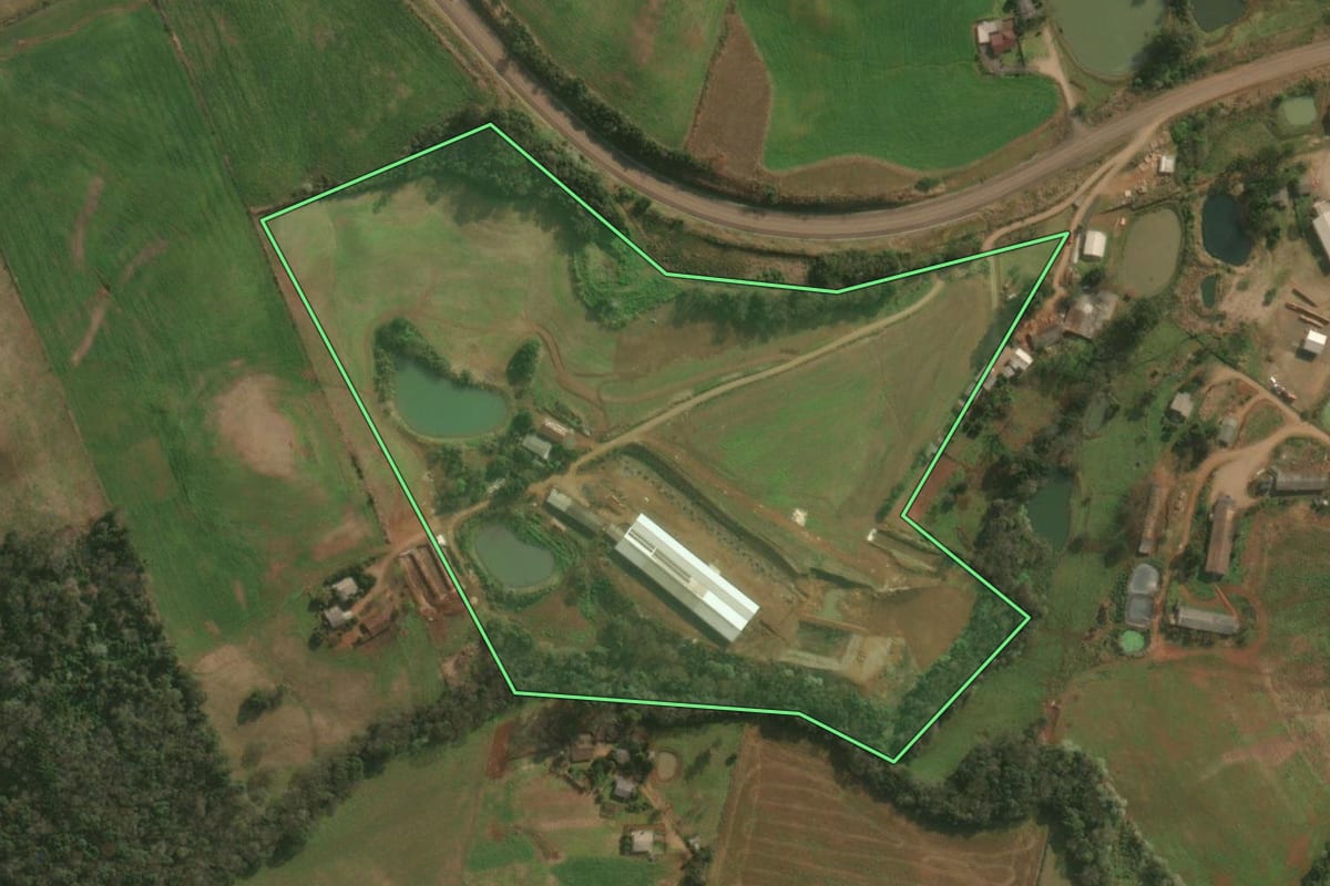 Imagem de satélite do imóvel rural em Paraíso (SC), com o contorno declarado no CAR desenhado por cima.