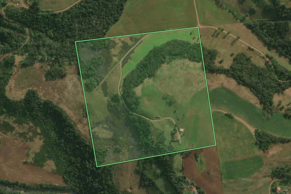 Imagem de satélite do imóvel rural em Paraíso (SC), com o contorno declarado no CAR desenhado por cima.