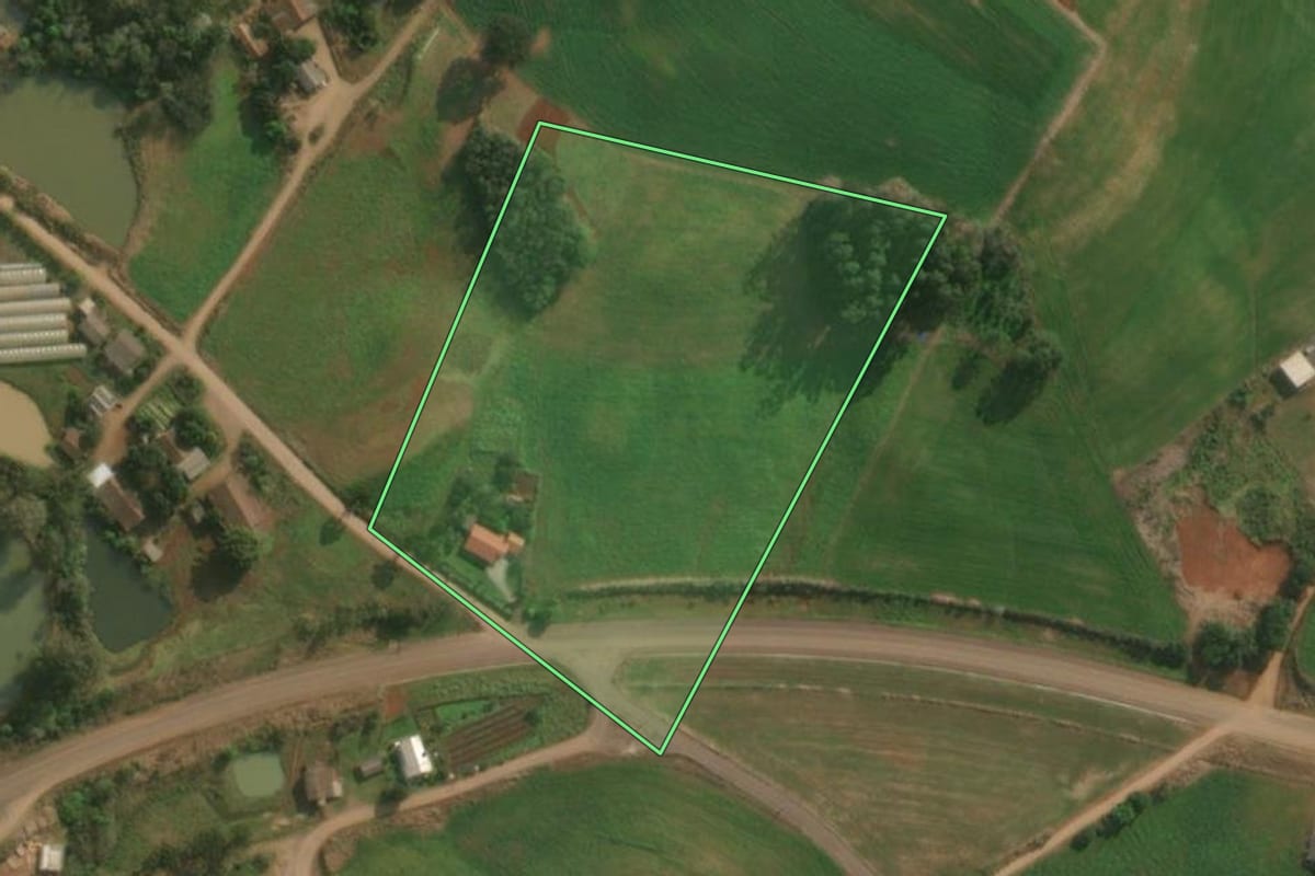Imagem de satélite do imóvel rural em Paraíso (SC), com o contorno declarado no CAR desenhado por cima.