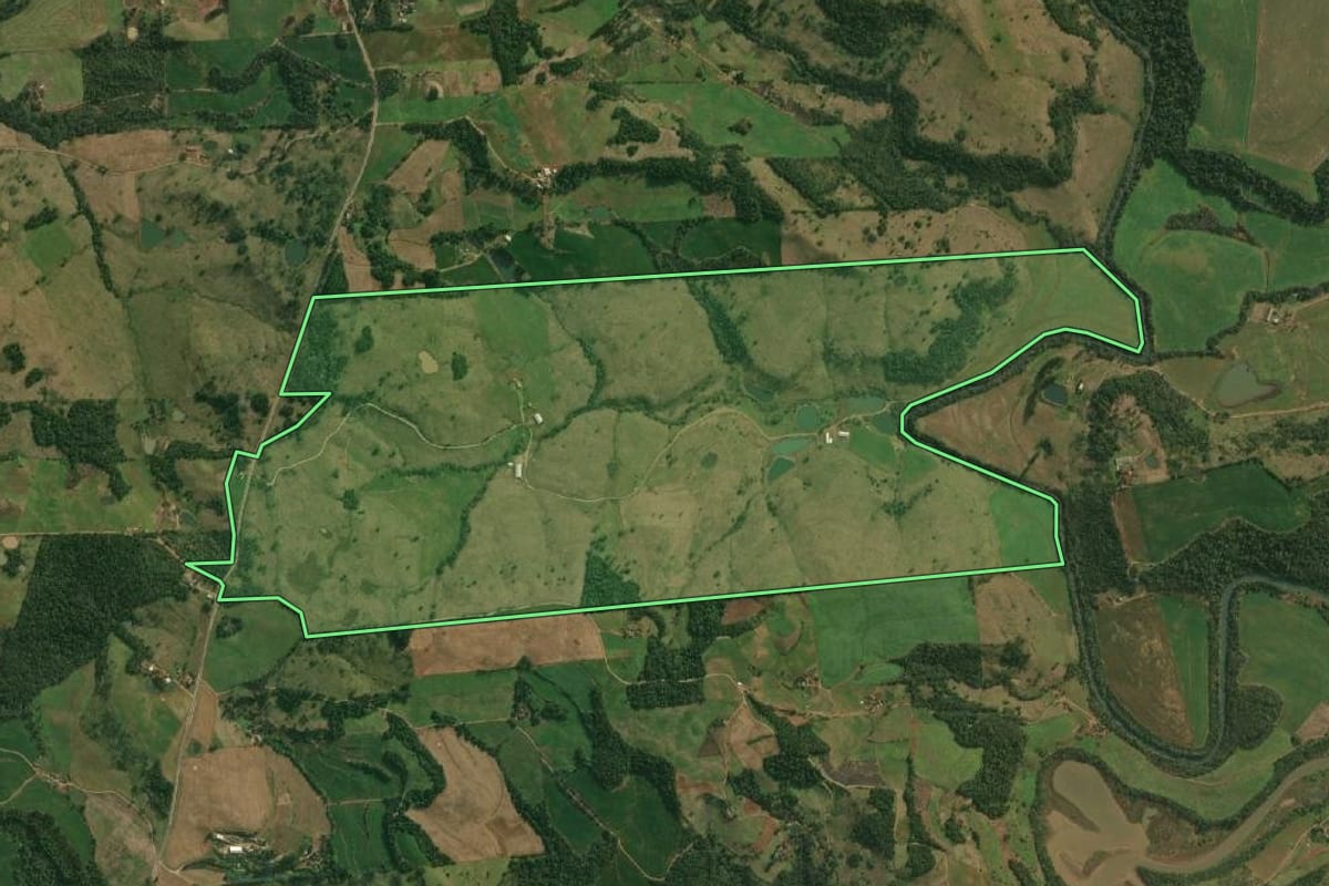 Imagem de satélite do imóvel rural em Paraíso (SC), com o contorno declarado no CAR desenhado por cima.
