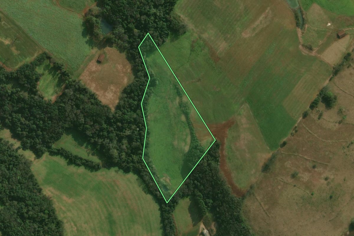 Imagem de satélite do imóvel rural em Paraíso (SC), com o contorno declarado no CAR desenhado por cima.