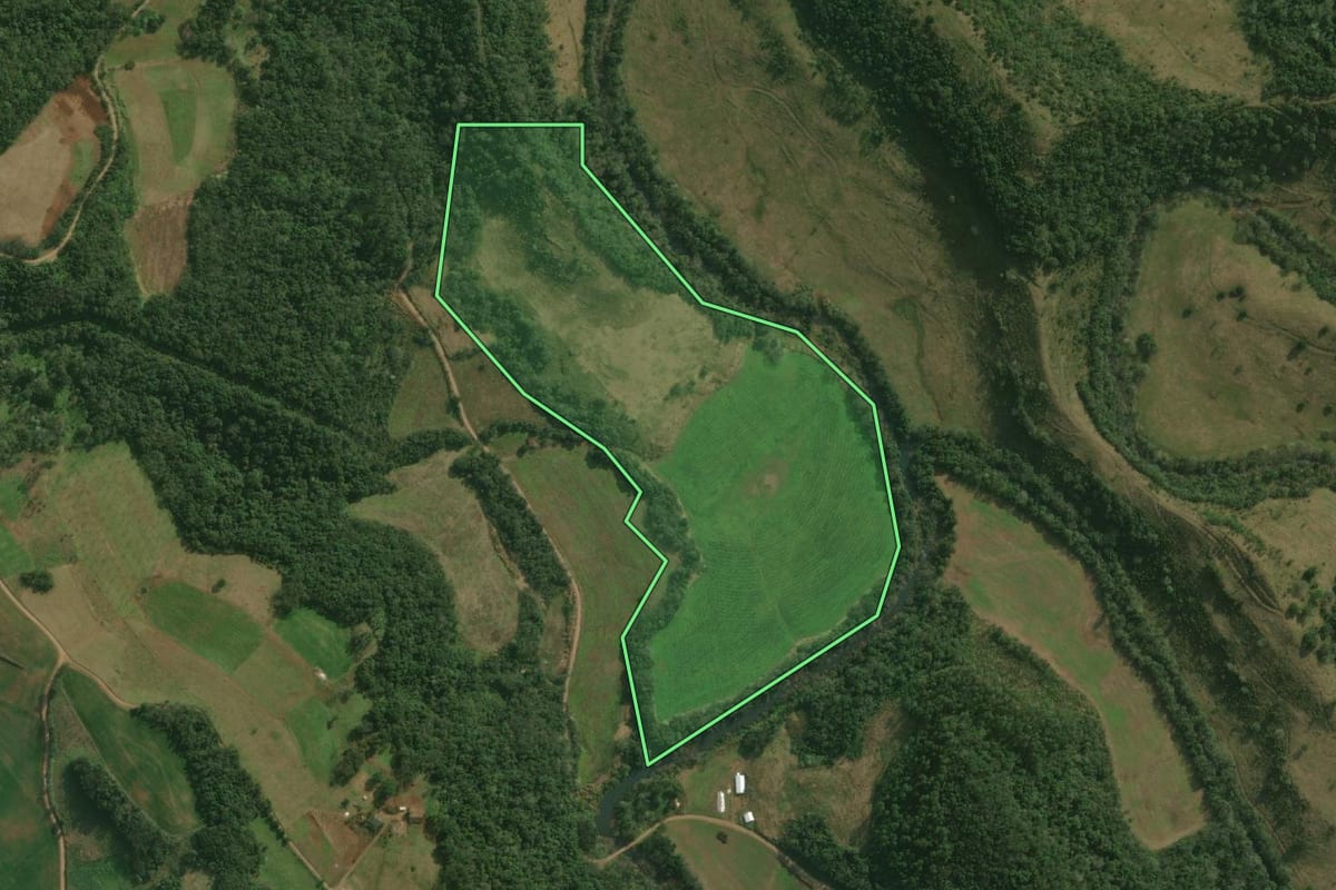 Imagem de satélite do imóvel rural em Paraíso (SC), com o contorno declarado no CAR desenhado por cima.