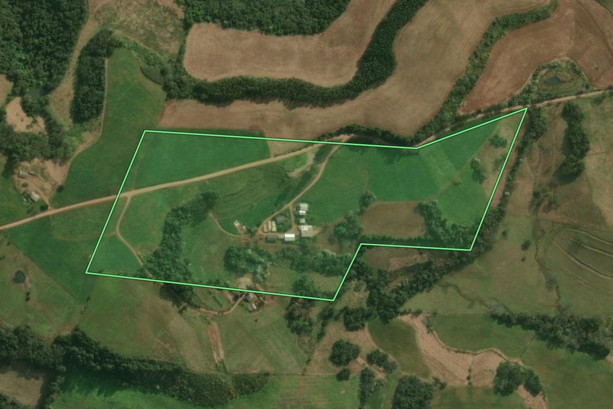Imagem de satélite do imóvel rural em Paraíso (SC), com o contorno declarado no CAR desenhado por cima.