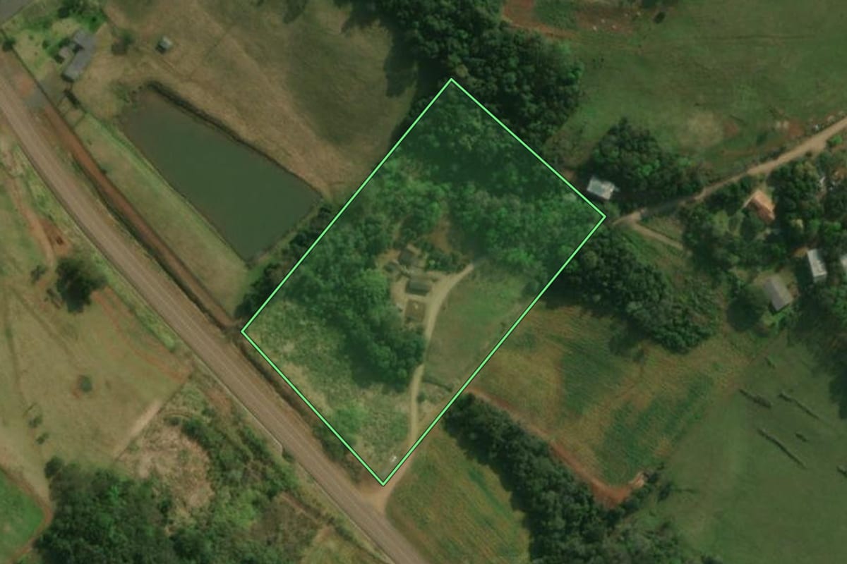 Imagem de satélite do imóvel rural em Paraíso (SC), com o contorno declarado no CAR desenhado por cima.