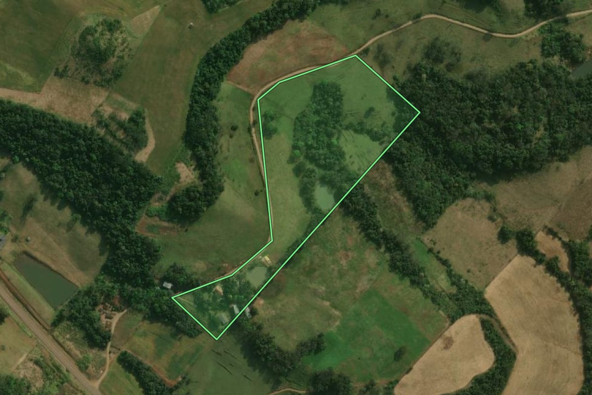 Imagem de satélite do imóvel rural em Paraíso (SC), com o contorno declarado no CAR desenhado por cima.
