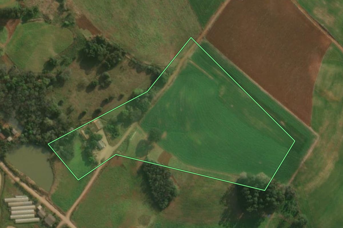 Imagem de satélite do imóvel rural em Paraíso (SC), com o contorno declarado no CAR desenhado por cima.