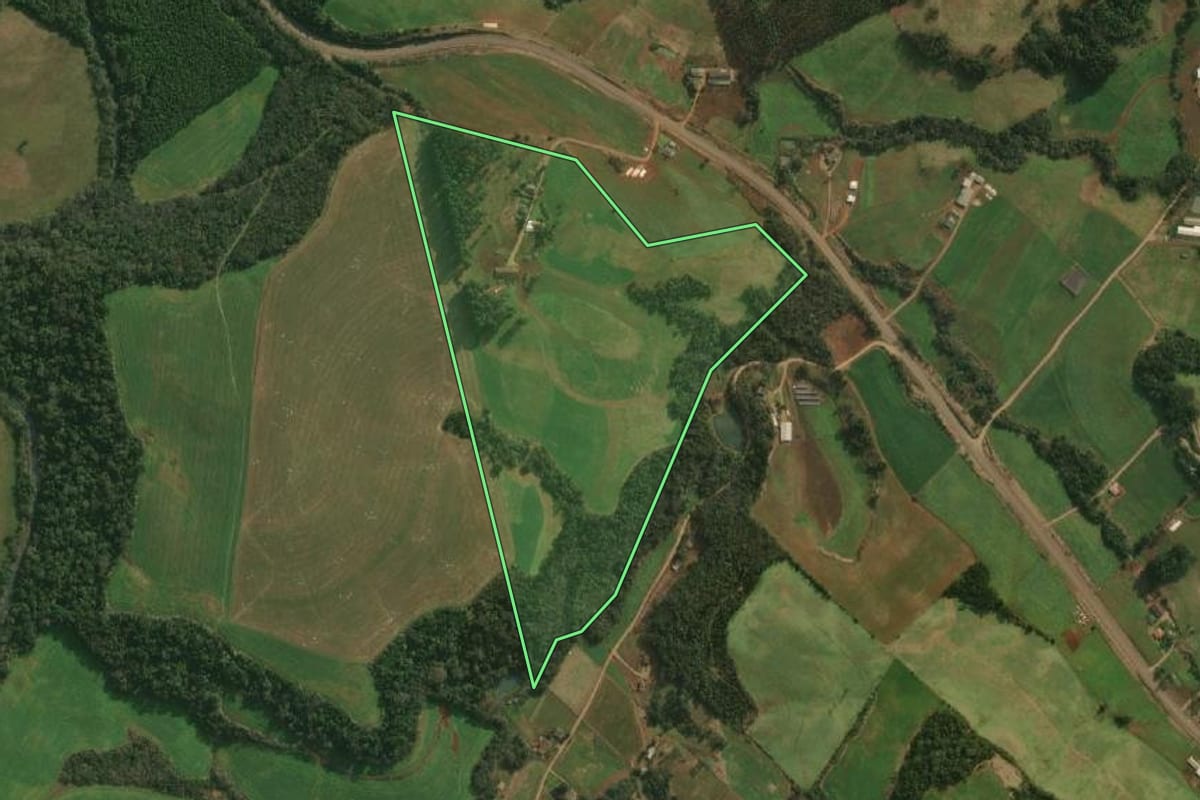 Imagem de satélite do imóvel rural em Paraíso (SC), com o contorno declarado no CAR desenhado por cima.