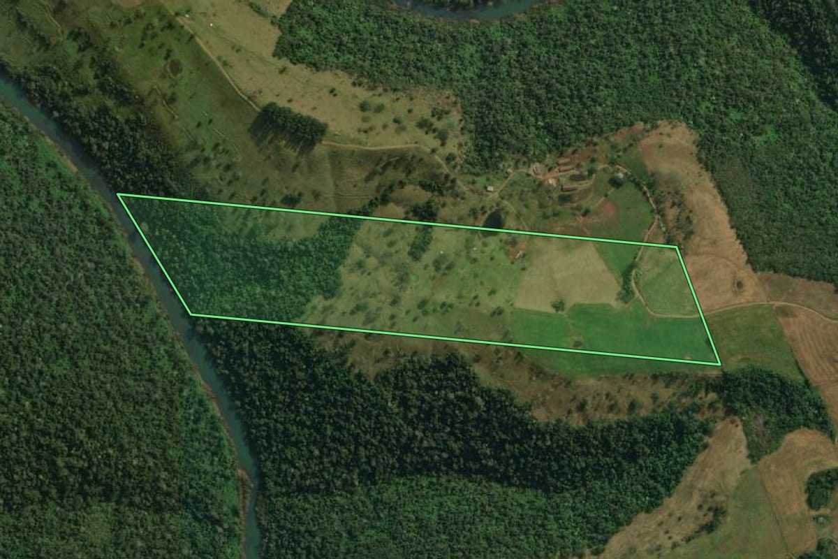 Imagem de satélite do imóvel rural em Paraíso (SC), com o contorno declarado no CAR desenhado por cima.