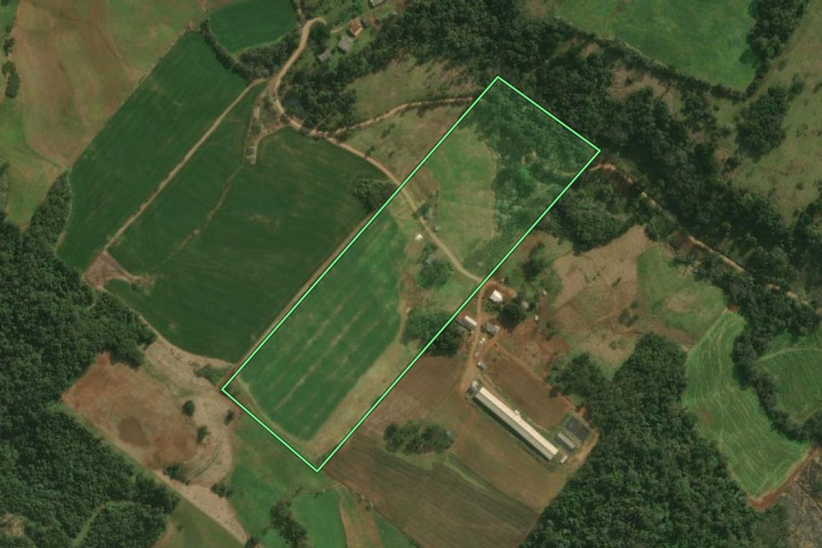 Imagem de satélite do imóvel rural em Paraíso (SC), com o contorno declarado no CAR desenhado por cima.