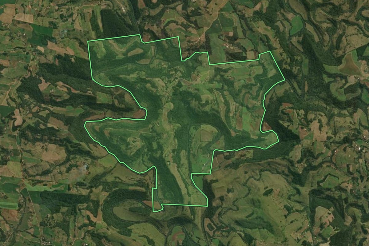 Imagem de satélite do imóvel rural em Paraíso (SC), com o contorno declarado no CAR desenhado por cima.