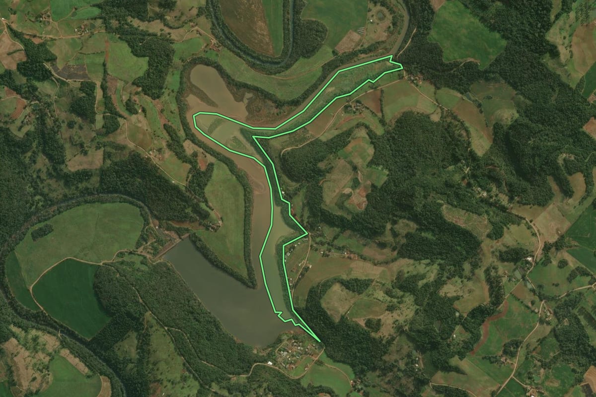 Imagem de satélite do imóvel rural em Paraíso (SC), com o contorno declarado no CAR desenhado por cima.