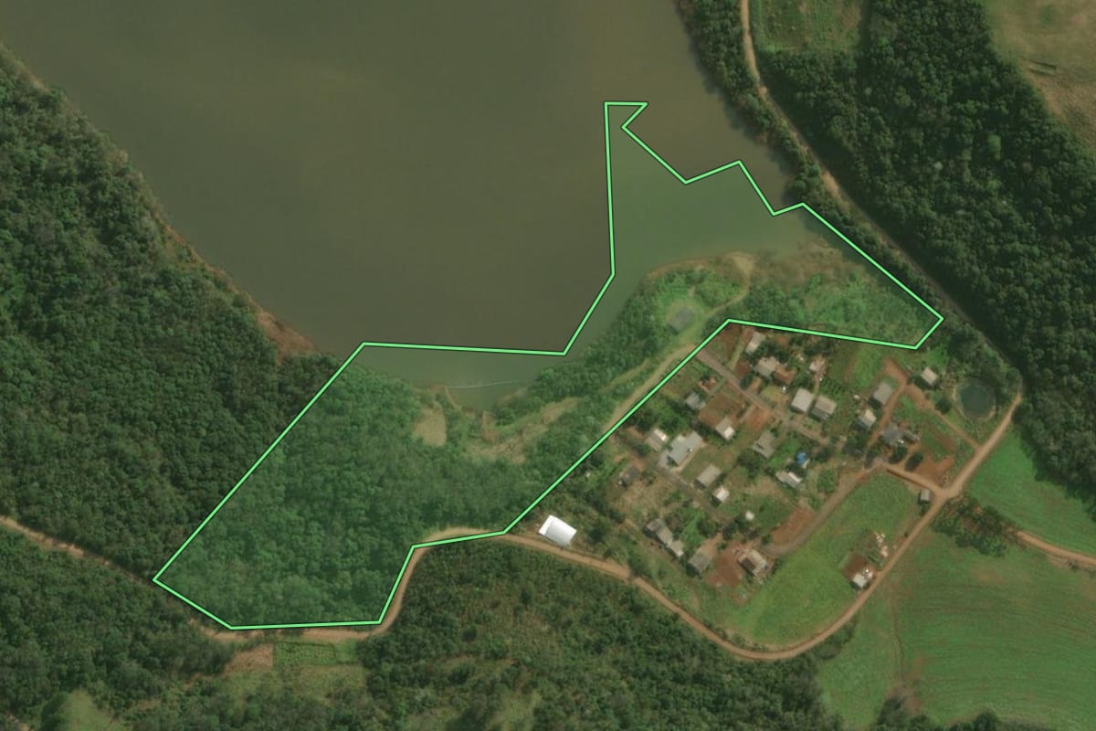 Imagem de satélite do imóvel rural em Paraíso (SC), com o contorno declarado no CAR desenhado por cima.