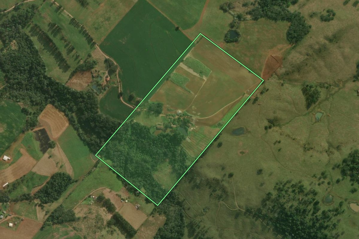 Imagem de satélite do imóvel rural em Paraíso (SC), com o contorno declarado no CAR desenhado por cima.