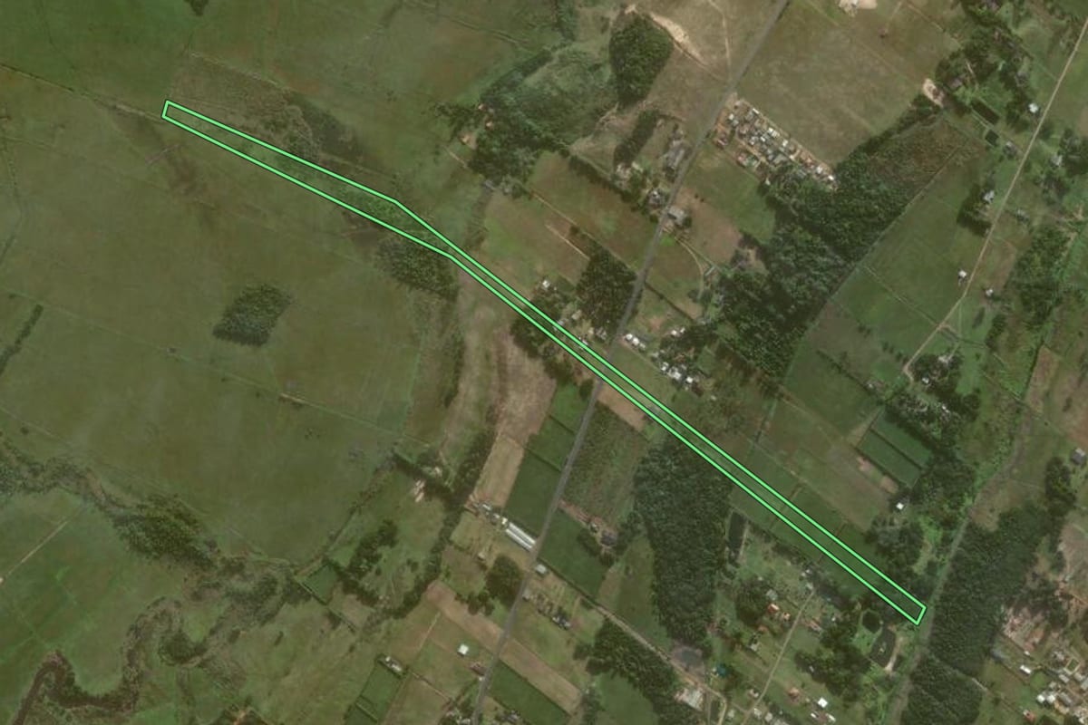 Imagem de satélite do imóvel rural em Passo de Torres (SC), com o contorno declarado no CAR desenhado por cima.