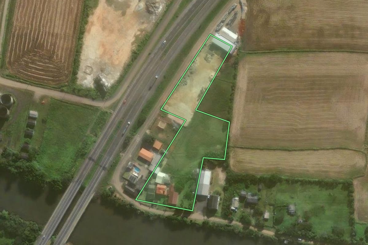 Imagem de satélite do imóvel rural em Passo de Torres (SC), com o contorno declarado no CAR desenhado por cima.
