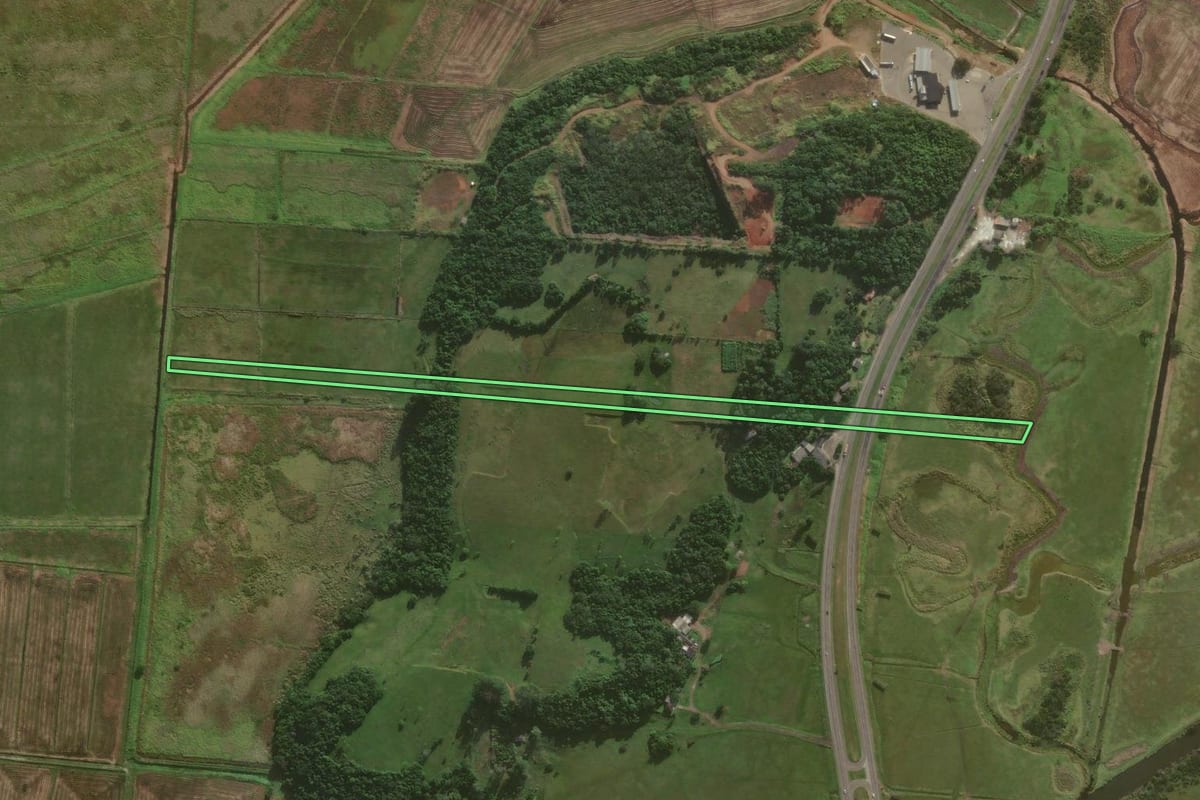Imagem de satélite do imóvel rural em Passo de Torres (SC), com o contorno declarado no CAR desenhado por cima.