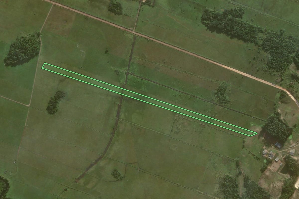 Imagem de satélite do imóvel rural em Passo de Torres (SC), com o contorno declarado no CAR desenhado por cima.