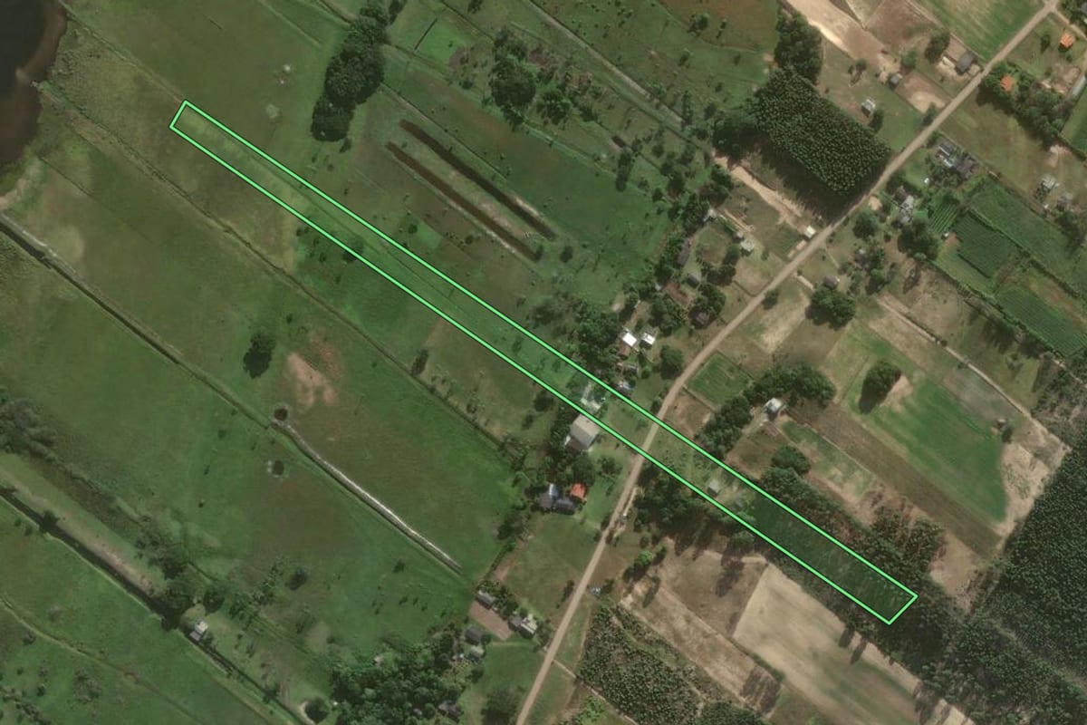 Imagem de satélite do imóvel rural em Passo de Torres (SC), com o contorno declarado no CAR desenhado por cima.
