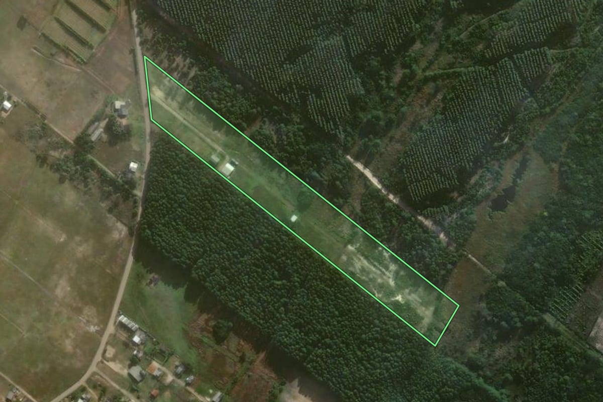 Imagem de satélite do imóvel rural em Passo de Torres (SC), com o contorno declarado no CAR desenhado por cima.