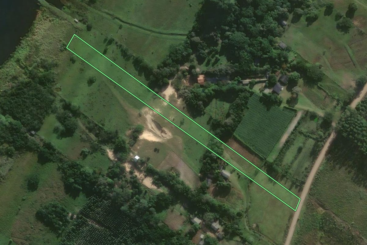 Imagem de satélite do imóvel rural em Passo de Torres (SC), com o contorno declarado no CAR desenhado por cima.