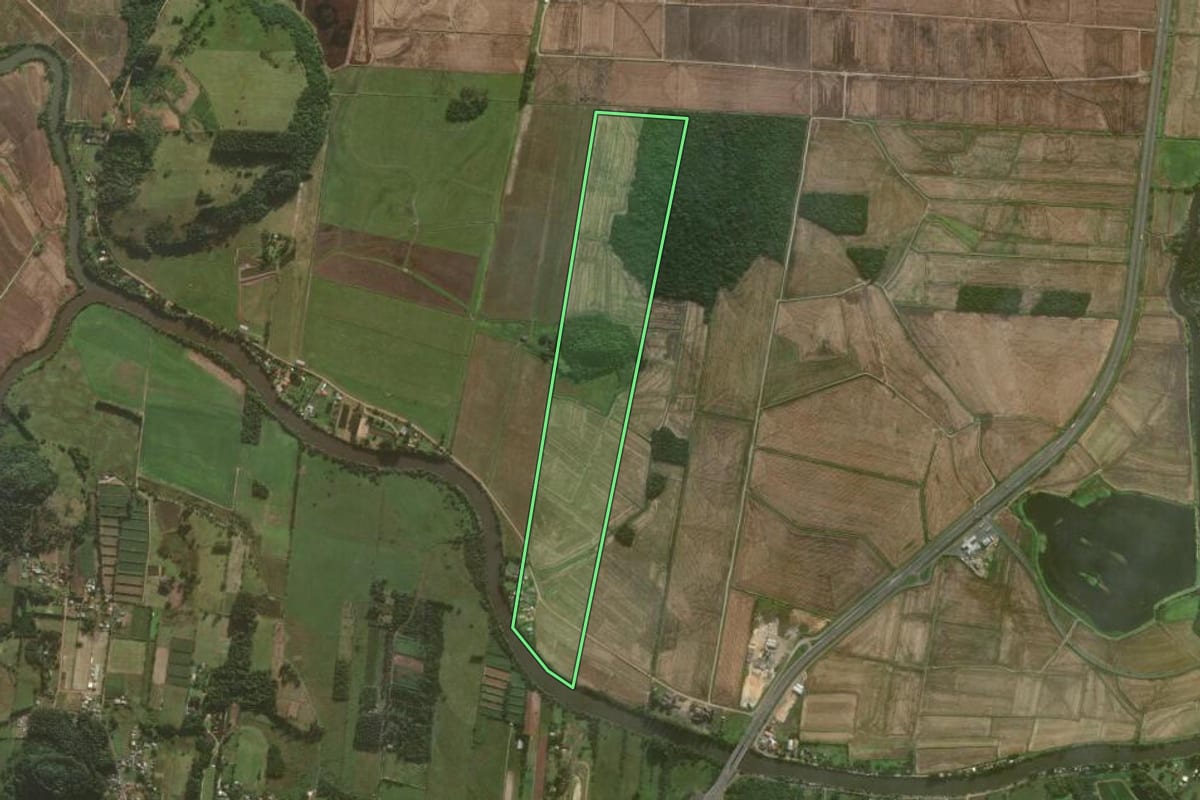Imagem de satélite do imóvel rural em Passo de Torres (SC), com o contorno declarado no CAR desenhado por cima.
