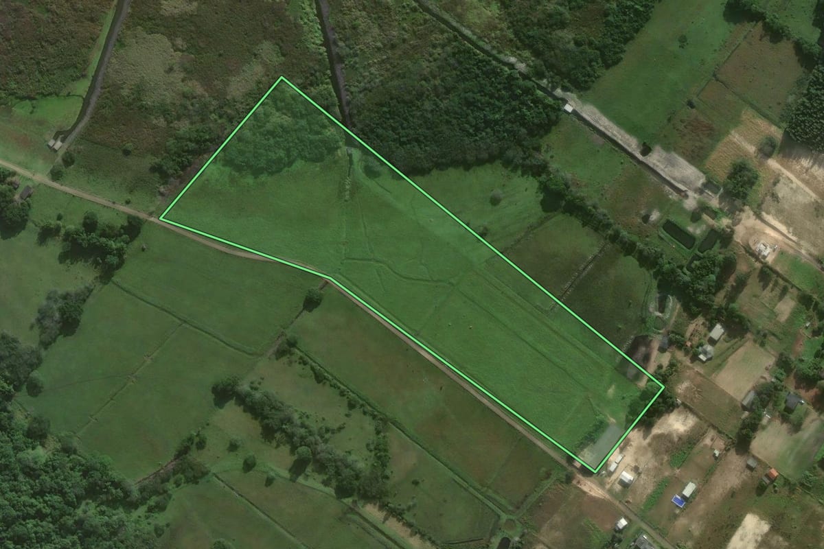Imagem de satélite do imóvel rural em Passo de Torres (SC), com o contorno declarado no CAR desenhado por cima.