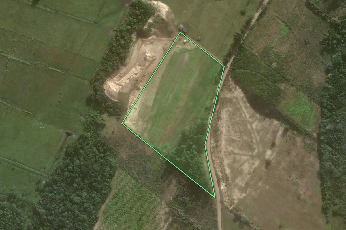 Imagem de satélite do imóvel rural em Passo de Torres (SC), com o contorno declarado no CAR desenhado por cima.