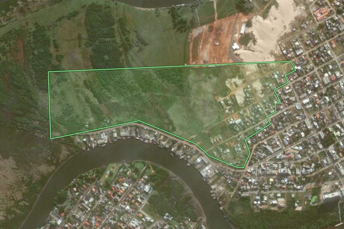 Imagem de satélite do imóvel rural em Passo de Torres (SC), com o contorno declarado no CAR desenhado por cima.