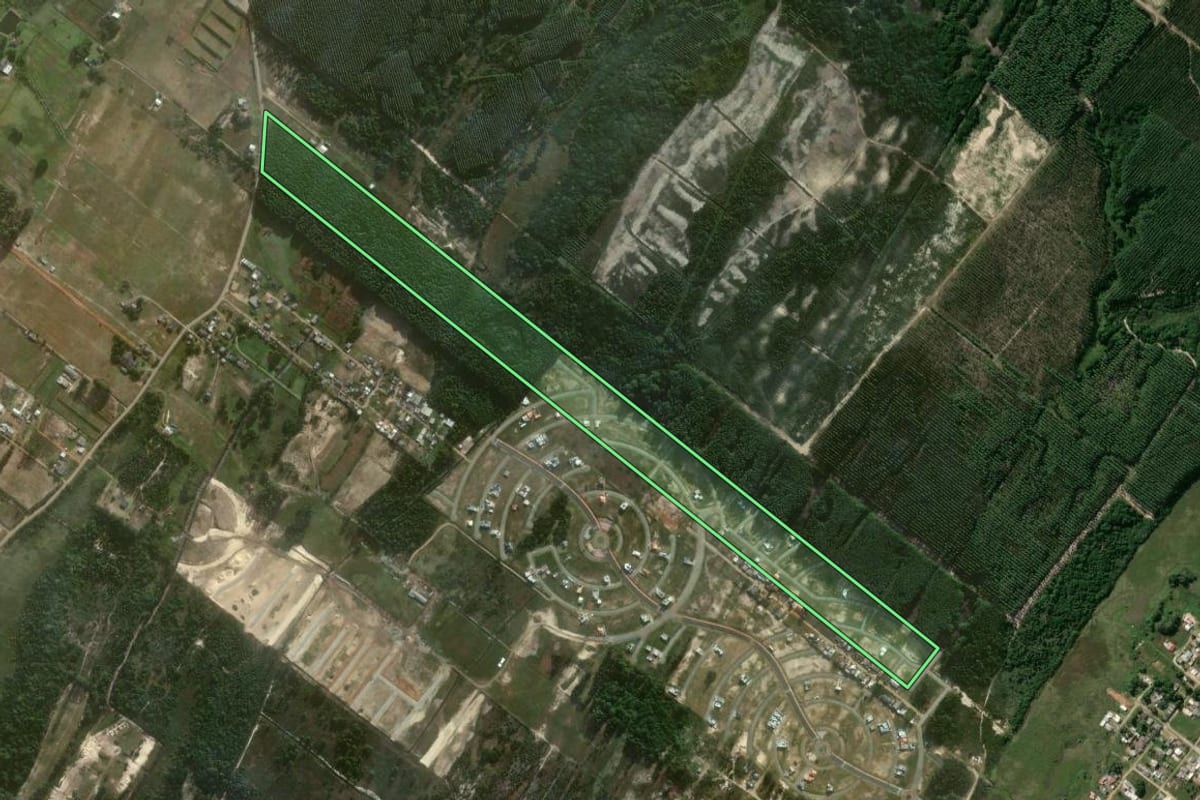 Imagem de satélite do imóvel rural em Passo de Torres (SC), com o contorno declarado no CAR desenhado por cima.