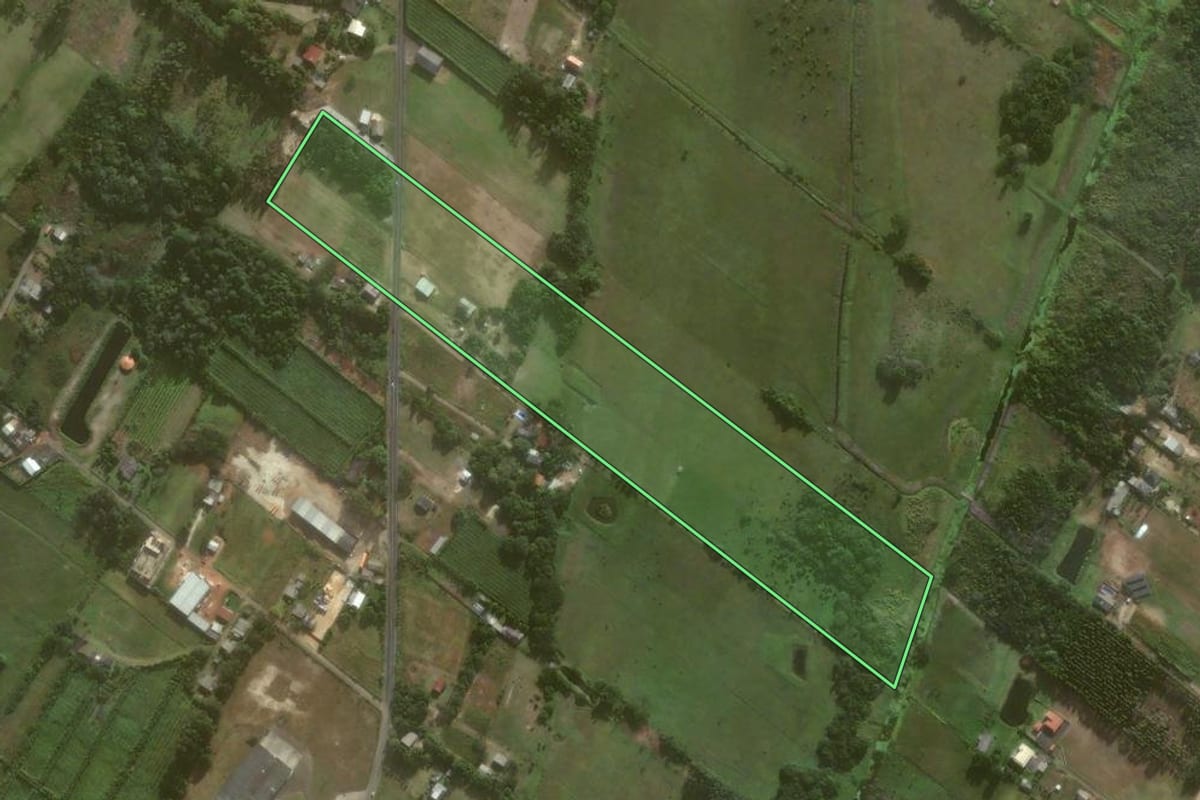 Imagem de satélite do imóvel rural em Passo de Torres (SC), com o contorno declarado no CAR desenhado por cima.