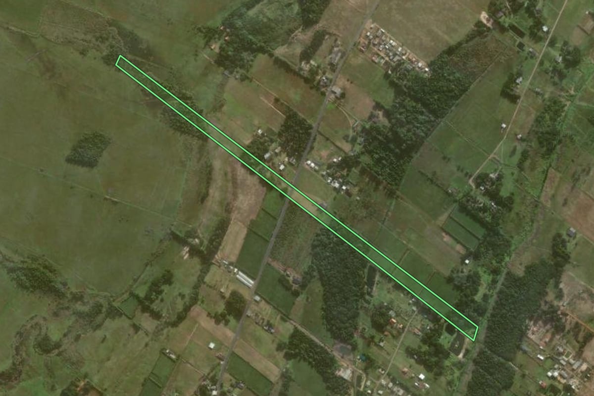 Imagem de satélite do imóvel rural em Passo de Torres (SC), com o contorno declarado no CAR desenhado por cima.