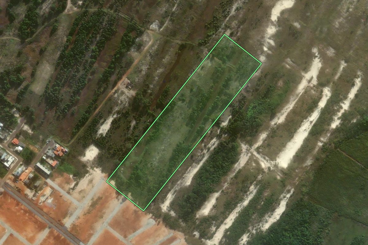 Imagem de satélite do imóvel rural em Passo de Torres (SC), com o contorno declarado no CAR desenhado por cima.