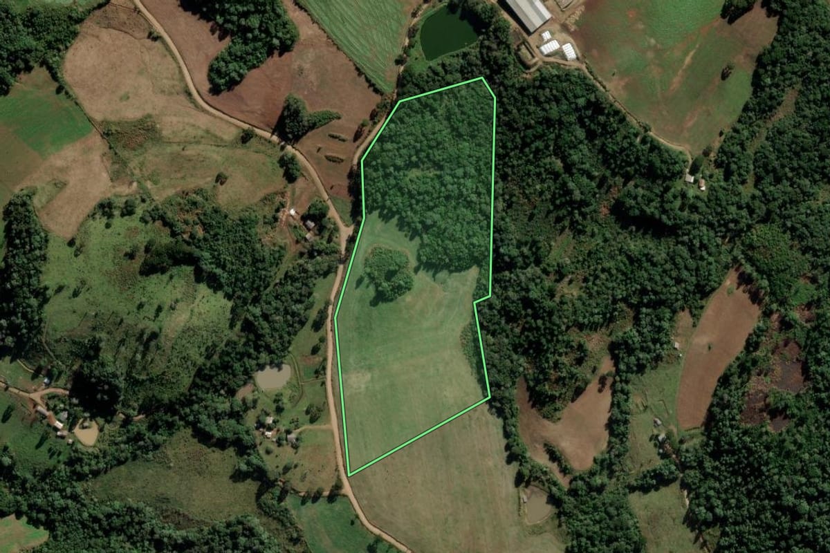 Imagem de satélite do imóvel rural em Passos Maia (SC), com o contorno declarado no CAR desenhado por cima.