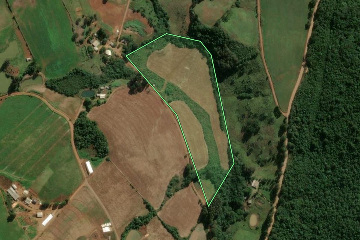 Imagem de satélite do imóvel rural em Passos Maia (SC), com o contorno declarado no CAR desenhado por cima.