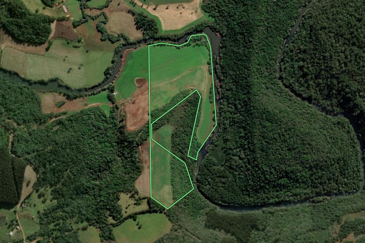 Imagem de satélite do imóvel rural em Passos Maia (SC), com o contorno declarado no CAR desenhado por cima.