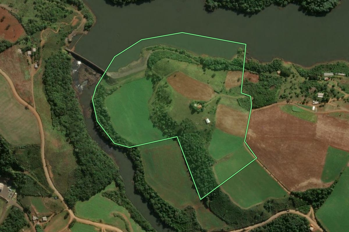Imagem de satélite do imóvel rural em Passos Maia (SC), com o contorno declarado no CAR desenhado por cima.