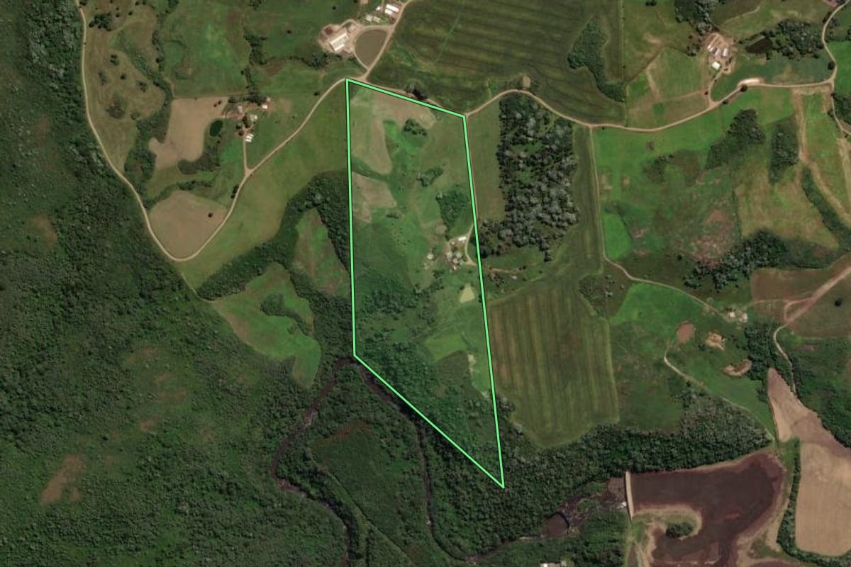 Imagem de satélite do imóvel rural em Passos Maia (SC), com o contorno declarado no CAR desenhado por cima.