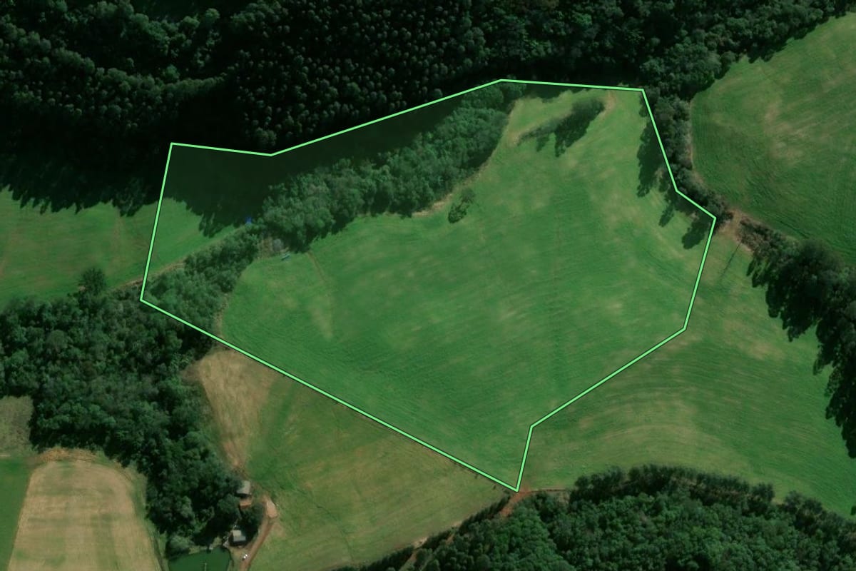 Imagem de satélite do imóvel rural em Passos Maia (SC), com o contorno declarado no CAR desenhado por cima.