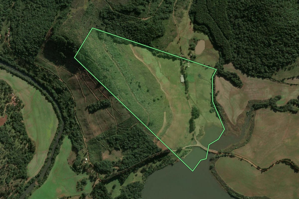 Imagem de satélite do imóvel rural em Passos Maia (SC), com o contorno declarado no CAR desenhado por cima.