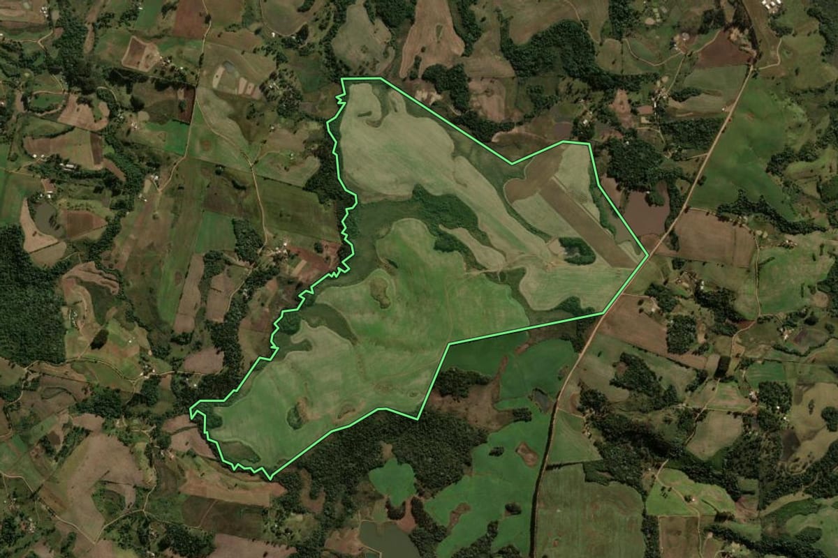 Imagem de satélite do imóvel rural em Passos Maia (SC), com o contorno declarado no CAR desenhado por cima.