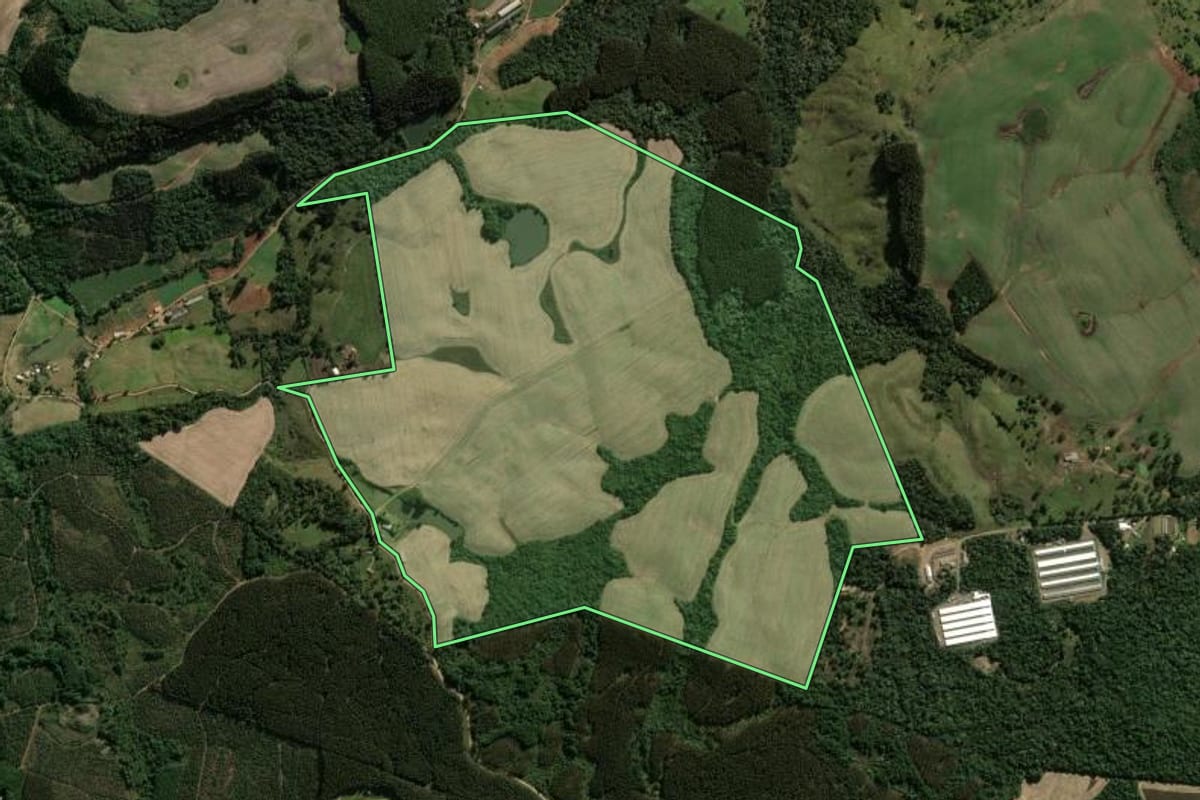 Imagem de satélite do imóvel rural em Passos Maia (SC), com o contorno declarado no CAR desenhado por cima.