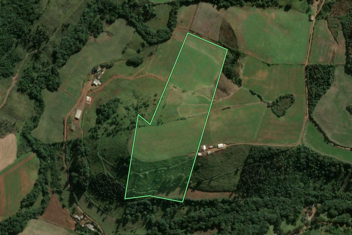 Imagem de satélite do imóvel rural em Passos Maia (SC), com o contorno declarado no CAR desenhado por cima.