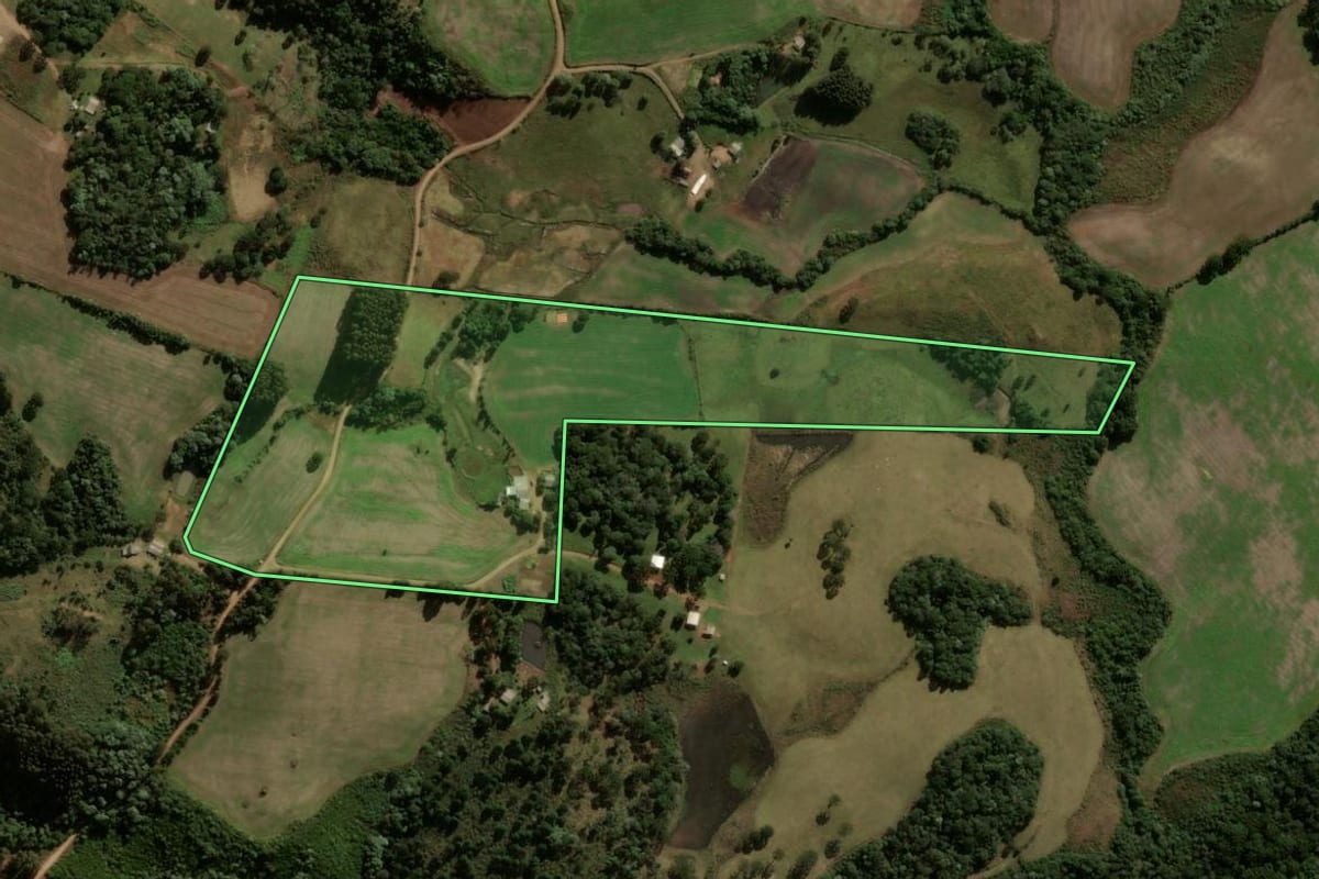 Imagem de satélite do imóvel rural em Passos Maia (SC), com o contorno declarado no CAR desenhado por cima.