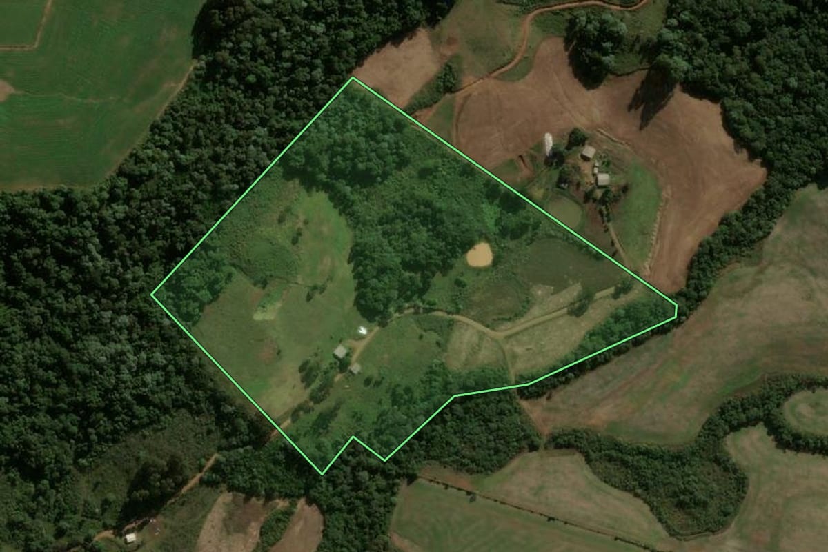 Imagem de satélite do imóvel rural em Passos Maia (SC), com o contorno declarado no CAR desenhado por cima.